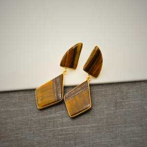 Pendientes Colgantes Hechos a Mano con Ojo de Tigre y Baño de Oro de 18k - Product Image 2