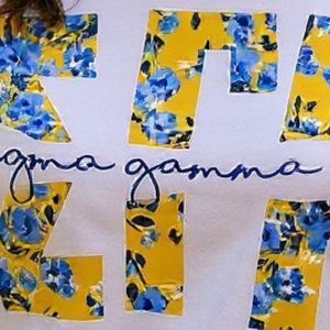 Camiseta Personalizada con Estampado Floral para Mujer, Cuello Redondo, Manga Corta, Diseño con Letras Griegas, Estilo Casual, Verano, Universidad, Moda - Product Image 5