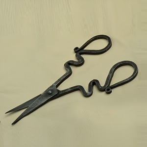 Tijeras de metal forjadas a mano de la mejor calidad para útiles escolares, oficina, hogar y productos de papelería. - Product Image 1