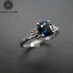แหวนหมั้นผู้หญิง Charm_Jewells ชุบทองคำขาว 18K ประดับเพชรโมอิสซาไนต์ทรงคุชชั่น ดีไซน์คลาสสิคแบบหนามเตย พร้อมใบรับรอง IGI - Product Image 4