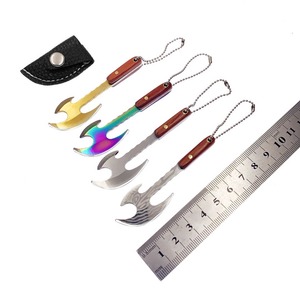 Llavero Abridor de Botellas de Acero Inoxidable Ecológico Forjado a Mano, Forma Irregular, Metal Duradero, Estilo Clásico, Mango de Madera con Cadena - Product Image 1
