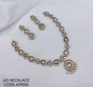 Juego de Collar y Aretes de Alta Calidad con Diseño de Flor de Circonio Chapado en Oro Antiguo, Estilo Étnico Tradicional, Maang Tikka, para Bodas Indias y Fiestas - Product Image 1