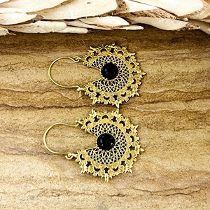 Pendientes Boho de Diseño Moderno, Joyería Tribal de Latón para Mujer, Bañados en Oro de 18k, con Filigrana, Ónix y Geometría, Venta al por Mayor/OEM - Product Image 3