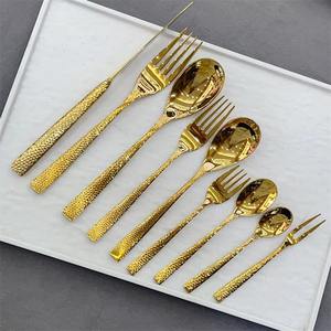 Les couverts en laiton aux reflets dorés ajoutent de la chaleur à la vaisselle froide ou neutre, magnifiquement conçus par KRAFT WORLD. - Product Image 5