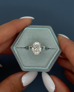 Anillo de Compromiso y Boda con Diamante Ovalado Cultivado en Laboratorio de 3.20CT, Piedras Laterales en Forma de Pera, Oro Blanco de 14K con Baño de Rodio, VVS2 F, Certificado IGI - Product Image 2