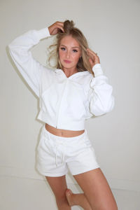 Ensemble deux pièces : sweat à capuche court zippé à épaules tombantes en molleton bouclette personnalisé, style nouveau, et short taille haute avec deux poches latérales - Product Image 4