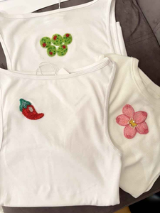 เสื้อครอปปักลายลูกปัดสีชมพูรูปสตรอว์เบอร์รี่สำหรับผู้หญิง แฟชั่นลำลองฤดูร้อน เสื้อผ้าคุณภาพพรีเมียม ผ้าฝ้ายสีขาวเนื้อริบ - Product Image 3
