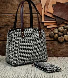Sac fourre-tout en toile vintage bohème noir et blanc avec fermeture éclair et pochette assortie pour un usage quotidien - Product Image 1