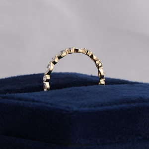 Anillo de Eternidad Apilable con Diamantes Cultivados en Laboratorio, Corte Marquesa y Redondo, en Oro de 14K y 18K - Product Image 3