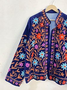 Veste en velours brodée Suzani violette bohème pour femme, style vintage, motif floral, ouverte sur le devant, vêtement ethnique - Product Image 2