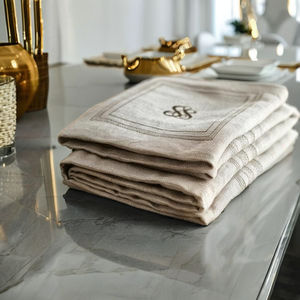 Serviettes à main monogrammées classiques tissu réutilisable en tissu brodé personnalisé parfait pour les événements de luxe et la présentation de table - Product Image 2