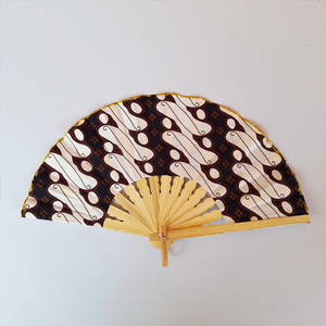 Éventail pliant artisanal indonésien en tissu batik, avec nervures en bambou naturel, cadeau culturel traditionnel, accessoire de décoration artisanale - Product Image 1