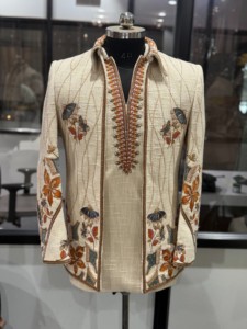 Kurta para hombre con diseño floral y de mariposas bordado, ropa tradicional india y pakistaní para bodas, corte regular. - Product Image 1