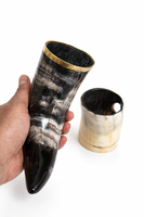 Corne à boire viking artisanale, écologique et durable, en véritable corne de bœuf, 450 ml, avec support en corne de buffle, bordure en laiton, embout en corne de loup, style nordique