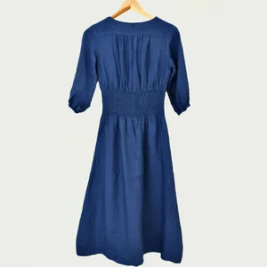 เดรสผ้าฝ้ายลินินสีน้ำเงินกรมท่าสำหรับผู้หญิง ทรงมิดิ-แม็กซี่ คอวี ติดกระดุมด้านหน้า แขนสามส่วน เอวสม็อค สไตล์โบโฮลำลอง มีกระเป๋า - Product Image 2