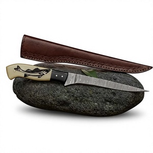 Cuchillo de Caza de Acero de Damasco con Mango Grabado con Diseño de Pez, Hoja de Punta Caída, Borde Recto, Grosor de 0.7mm, Funda de Cuero Incluida - Product Image 1