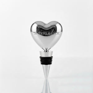 Bouchon de bouteille de vin en métal personnalisé en forme de cœur, gravé avec le nom, souvenir de mariage. - Product Image 2