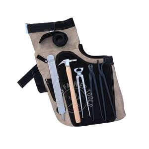 Kit complet d'outils de fermeur : Râpe à sabots, Lime à sabots, Marteau de fermeur, Extracteur de clous de sabot, Pince à crochets, Extracteur de clous et Tablier en cuir - Product Image 1