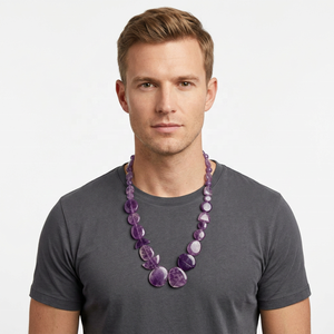 Collier artisanal en résine perlée, forme irrégulière, couleur violette, bijou statement pour homme - Product Image 1