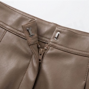 Jupe courte plissée en similicuir taille haute pour femme, couleur unie, design brillant, à porter toute l'année - Product Image 4