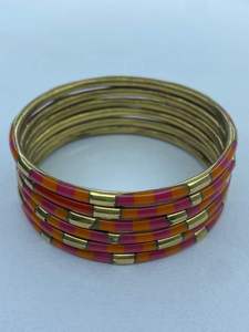 Conjunto de brazaletes metálicos vintage hechos a mano, regalo para bodas y fiestas, brazaletes de resina de la mejor calidad para regalo y uso en fiestas. - Product Image 2