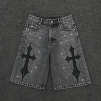 Shorts en jean gothiques pour hommes gris cendré, délavé clair, avec applique croix, broderie, étoiles en strass et détails de chaîne, coupe mi-large, style été