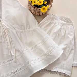 Conjunto de Pijama de Mujer con Top sin Mangas de Encaje Blanco Sólido y Cuello en V, y Pantalones Cortos - Ropa de Estar por Casa - Product Image 2