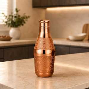 Bouteille d'eau élégante en cuivre avec finition lisse - Product Image 5