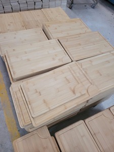 Tabla de cortar cuadrada de bambú al por mayor para la familia, 1.5 cm de grosor, tabla de servir de madera con asa para pizza, verduras y carne, modelo 2026 - Product Image 5