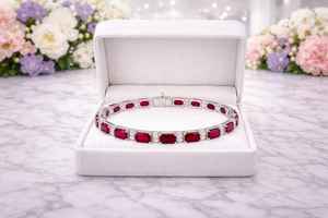 กำไลข้อมือทับทิมธรรมชาติทรงเหลี่ยมมรกต ทองคำขาว 18K ของขวัญอัญมณีสีแดงสุดหรูสำหรับผู้หญิงในวันครบรอบ - Product Image 2