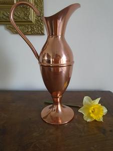 Carafe de service en cuivre de luxe avec long bec courbé et base robuste sur pied pour une expérience culinaire raffinée et les restaurants royaux - Product Image 2