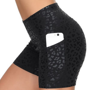 Pantalones cortos de yoga con spandex flexible para mujer - Product Image 1