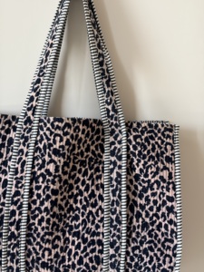 Sac fourre-tout en velours style designer – Grand sac à main matelassé pour femme, idéal pour un usage quotidien - Product Image 5