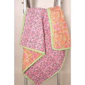 Couverture matelassée pour bébé faite à la main, literie réversible en coton à motifs floraux, décoration de chambre d'enfant bohème, cadeau pour bébé - Product Image 1