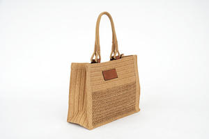 Descubra la elegancia de nuestro bolso de hilo natural con parche de cuero y patrones de malla para un look moderno hoy. - Product Image 2
