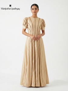Robe en soie beige de haute qualité pour femmes, robe maxi plissée de luxe avec manches bouffantes pour les occasions spéciales - Product Image 2