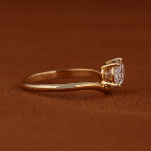 Anillo de Compromiso de Oro Amarillo Sólido de 14 Quilates con Certificado IGI, Diamante Cultivado en Laboratorio de Corte Oval de 1.00 Quilates, Anillo de Boda Solitario Curvo - Product Image 2
