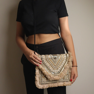 Bolso de mano Potli bordado a mano de alta calidad con borlas y cuentas, estilo tradicional para novias, ideal para bodas y moda étnica. - Product Image 1