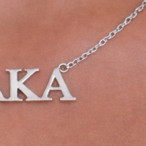 Collar AKA con Colgante de Letra Plateada, Cadena Minimalista, Joyería Elegante, Accesorio de Moda Ligero para Uso Diario - Product Image 6