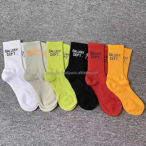 Chaussettes de performance à séchage rapide avec soutien amortissant et panneaux en maille pour le sport et l'entraînement quotidien - Product Image 1