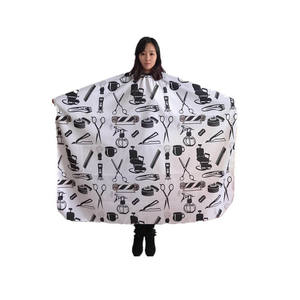 Cape de coiffure en polyester, résistante à l'eau, taille ajustable, confortable, design rayé, pour salon, 140x160cm - Product Image 3
