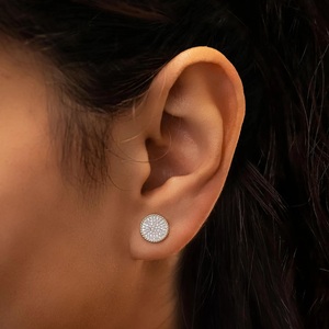 Boucles d'oreilles clous en argent sterling 925, pavé complet de moissanite couleur D VVS, certifiées IGI, serties griffes, motif floral tendance, pour hommes et femmes - Product Image 1