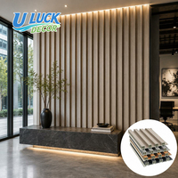 Panneau mural rainuré en composite bois-plastique (WPC) pour revêtement intérieur et extérieur, idéal pour la décoration de fond de télévision