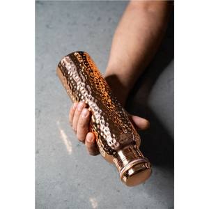 Bouteille d'eau artisanale en cuivre pur - Récipient en cuivre massif martelé à 100 % pour les bienfaits ayurvédiques, gourde anti-fuite pour yoga et gym 1L - Product Image 1