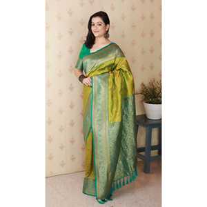 ผ้าไหมเนื้อนุ่มสีเขียวเมเฮนดี แบรนด์อีลิท วีฟส์  แบบบาเนราสี  พร้อมลายปักมีนาคารี ซารี  ดีไซน์ลายซิกแซก  งานทอแบบอินเดียและปากีสถาน น้ำหนัก 650 กรัม - Product Image 3