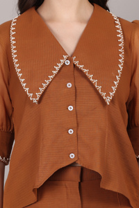 Conjunto Tradicional Elegante de 2 Piezas, Color Marrón Kota Doria, con Cordón y Perlas, Prenda Moderna para Mujer - Product Image 5