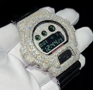 Montre numérique de luxe avec boîtier incrusté de diamants, bracelet carré en résine, unisexe, 41 mm, résistante à l'eau 20 m - Product Image 1