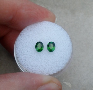 Par de Gemas Ovaladas de Diópsido Cromado Verde de 5x4mm Cada Una - Product Image 2