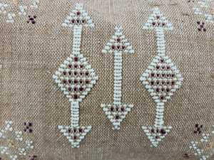 Funda de Cojín Lumbar Cuadrada Bohemia Tribal Geométrica Bordada a Mano en Marrón y Blanco con Borlas de Algodón Antiácaros - Product Image 3