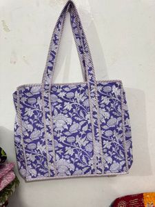 Bolso Tote Acolchado Kantha Floral Morado Hecho a Mano |   Bolso de Hombro de Algodón Artesanal Sostenible para Venta al Por Mayor - Product Image 3